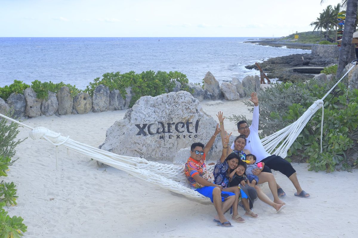 Chelito y su familia en Xcaret, Riviera Maya