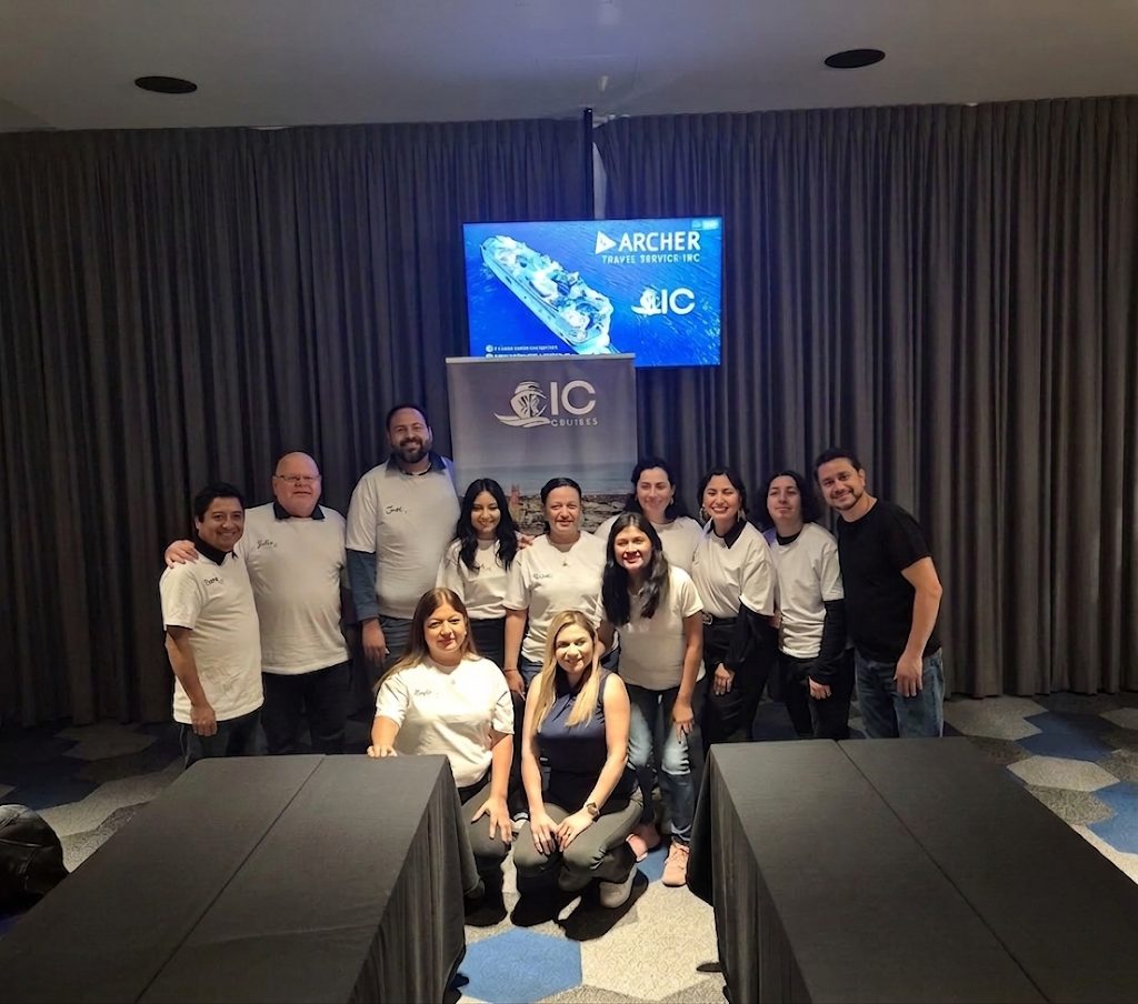 Chelito con agentes en capacitación con Archer Travel