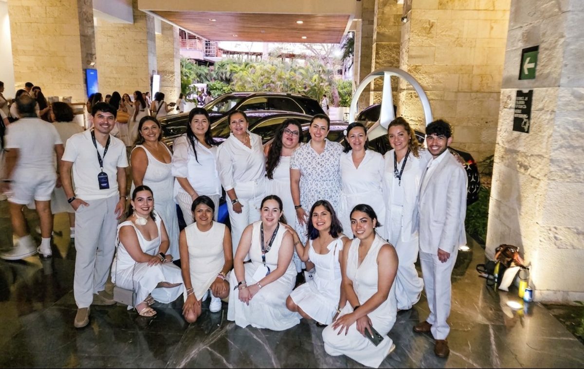Chelito con agentes de su equipo en un evento de la industria